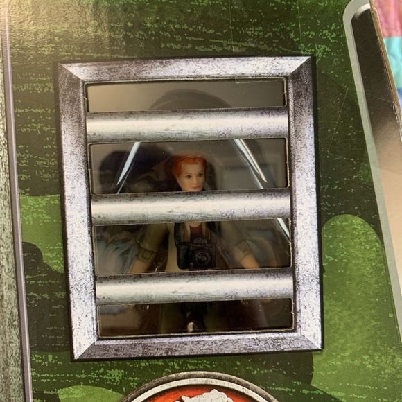 Jurassic World Legacy Collection Dr. Sarah Harding and Stegosaurus Figure Pack - Picture 4 of 5